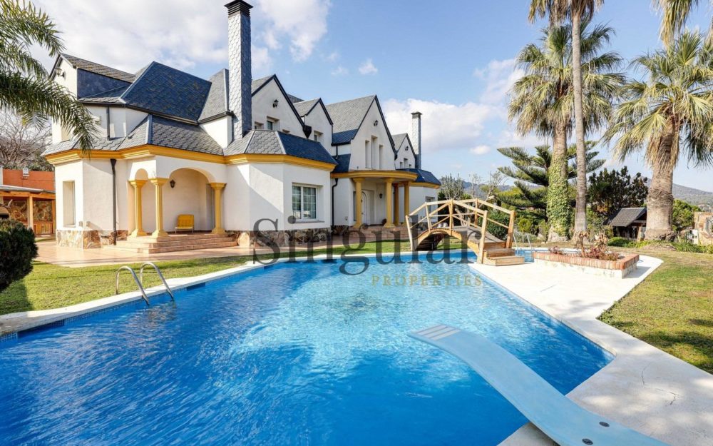 Exclusiva casa independiente con jardín y piscina